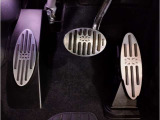 【ペダル】BMWはオルガン式アクセルペダルを採用しています。踏み込む足とペダルが同じ軌跡を描くため、かかとがずれにくく、アクセルコントロールがよりしやすくなるメリットがあります。
