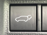 【パワーバックドア】スマートキーや運転席のボタンを押すだけでリアゲートが自動で開閉します!荷物を持っている時や、高い位置にあるバックドアを閉める際に便利な機能です♪