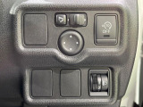 【電動格納ミラー】サイドミラーは電動格納式となっており、狭い駐車場でもキズがつくリスクを抑えられます。