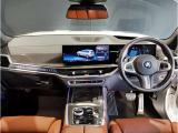 BMWの運転席はドライバーオリエンテッドという構造を採用。ドライバー目線の操作がしやすい設計になっており、ドライブ中にも目線の移動が少なく運転中にも簡単に操作ができます。