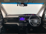運転席は、大きな座面と包み込むような背もたれがドライバーの身体全体をしっかり支えます。上質なシート素材と座り心地のよいクッションを採用し、長時間の運転やコーナーの多い道も快適です