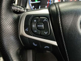 ステアリングには運転中でも簡単に操作できる各種スイッチついてます