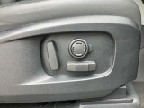 【14ウェイ電動フロントシート】クッション前後、クッション高さ、クッションチルト、電動リクライニング、電動クッションボルスター、4ウェイランバーの調節で最適なポジションで運転をお楽しみいただけます。