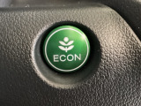 ECON モードをON にするとアクセルペダルの動きに対するエンジンの反応とエアコンの制御を切り換えることで、燃費のいい運転をするドライバーがペダルを踏んだ時と同じようにエンジンを制御します。