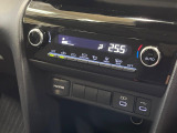 【オートエアコン】一度お好みの温度に設定すれば、車内の温度を検知し風量や温度を自動で調整。暑い&hellip;寒い&hellip;と何度もスイッチ操作をする必要はありません。快適な車内空間には必須の機能ですね♪