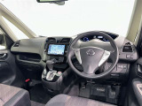 運転席まわりです。 各操作スイッチは使いやすい位置に配置されてます。
