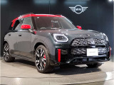 MINIのフロントグリルのデザインはイギリスで生まれた当初から、シルバーのサイドバーが折り重なった伝統的なデザインで御座います。その伝統はBMWのお車になってからでも少しずつ形を変えて守られております