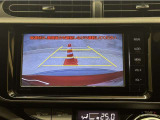 バックモニター付きです。車の後方に小型カメラが付いており、バックする際の後方の様子をモニター上に表示します。