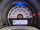 【メーターまわり】ドライバーから見やすい位置にあって安全運転に寄与します。メーターも見やすくてシンプルなデザインになっております。