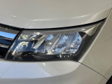 【LEDヘッドライト】悪天候や夜間走行時も良好な視界を確保し安心して運転できる高輝度LEDヘッドライトを装備!点灯速度が早く、消費電力も抑えられています。
