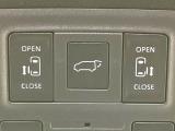 【両側パワースライドドア】スマートキーや運転席のスイッチで後席両側スライドドアの開閉が可能♪電動だから力を入れてドアを開ける必要が無く、小さなお子様でも簡単に開け閉めでき快適です♪