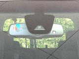 【エマージェンシーブレーキ】走行中に前方の車両等を認識し、衝突しそうな時は警報とブレーキで衝突回避と被害軽減をアシスト。より安全にドライブをお楽しみいただけます。