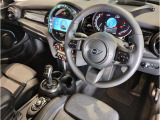 MINIの内装はとにかく『円』に拘ったデザインコンセプトが一目で伝わってきます。これほど円形に拘った車は他に御座いません。伝統のデザイン、トグルスイッチなど遊び心のある内装で御座います。