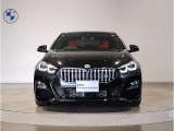 【BMWの伝統】BMWの特徴的な&ldquo;キドニーグリル&rdquo;は、80年以上続く伝統の形でございます。変わらないこだわりのデザインが、プレミアムブランド&ldquo;BMW&rdquo;を創り出します。