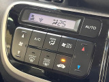 【オートエアコン】一度お好みの温度に設定すれば、車内の温度を検知し風量や温度を自動で調整。暑い&hellip;寒い&hellip;と何度もスイッチ操作をする必要はありません。快適な車内空間には必須の機能ですね♪