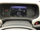 低速時にはメーター内にフロントタイヤの向きが表示されます。