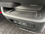 USB接続口とスマートホンを置いての充電が可能です(対応機種によります)