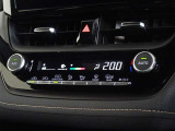 車内を快適に、オートエアコンを装備しています。