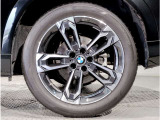 BMWの純正アロイホイールは軽量かつ強度にも優れているホイールで走行性能を引き上げる設計になっております。足元にもBMWは妥協がなくこだわっている個所になります。