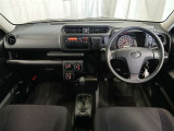 働く人が使いやすい運転席まわり。手の届く場所に必要なモノが置ける収納スペースが充実しています