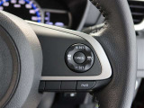 アダプティブクルーズコントロール機能付きです。走行中に先行車の様子を検知しながら、設定した車速の範囲内で先行車との距離のキープを支援します。詳細は販売店スタッフまでおたずねください。