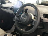 MINIの内装はとにかく『円』に拘ったデザインコンセプトが一目で伝わってきます。これほど円形に拘った車は他に御座いません。伝統のデザイン、トグルスイッチなど遊び心のある内装で御座います。