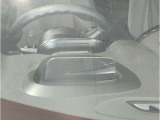 MINIの内装はとにかく『円』に拘ったデザインコンセプトが一目で伝わってきます。これほど円形に拘った車は他に御座いません。伝統のデザイン、トグルスイッチなど遊び心のある内装で御座います。