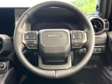 インテリアに合わせたデザインのステアリングは、運転される方のことも考え、運転しやすい形状、大きさです。是非一度、実際に触ってお確かめください。