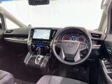 運転席まわりです。 各操作スイッチは使いやすい位置に配置されてます。