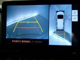 【全周囲モニター】車を上空から見下ろしたような映像をカーナビ画面に映し出し、車庫入れや縦列駐車をサポートしてくれます。