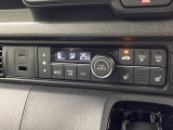 【オートエアコン】一度お好みの温度に設定すれば、車内の温度を検知し風量や温度を自動で調整。暑い&hellip;寒い&hellip;と何度もスイッチ操作をする必要はありません。快適な車内空間には必須の機能ですね♪