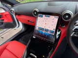 MBUX音声認識タッチパネルディスプレイ(車両の設定や電動オープンなどタッチディスプレイで行います)
