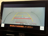 後方の見える安心をお届けするバックガイドモニター付:バックするときのアシストラインもあって楽々バック!車庫入れや縦列駐車をサポートし、苦手な駐車も安心です!今やもう手放せない装備ですネ♪