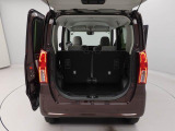 天井高で、背の高い荷物も積みやすいです。ベビーカーやスポーツ用具などが積みやすいので、お出かけの範囲が広がります。