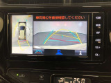 【パノラミックビューモニター】クルマの前後左右に搭載したカメラから取り込んだ画像を合成し、車両を上から見たような画像をディスプレイに表示します。