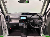 見易い計器類と運転し易いドライビングポジションと解放感あふれる大きな窓、視角も少なく前方&左右の見切りが良く運転し易いクルマです