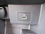 運転席そばにUSBソケットがあります♪♪ここでスマホの充電できちゃいます♪♪