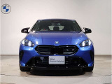 【BMWの伝統】BMWの特徴的な&ldquo;キドニーグリル&rdquo;は、80年以上続く伝統の形でございます。変わらないこだわりのデザインが、プレミアムブランド&ldquo;BMW&rdquo;を創り出します。