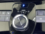 操作しやすいATシフトです。 シフトチェンジを気にしなくていいので運転だけに集中できますね。 自然と手に届くところにある、手になじむ形状のシフトノブがいいですね。