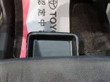 助手席下には便利な小物入れも。