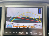 【バックガイドモニター】車両後方の映像をナビ画面に表示し、駐車などの後退操作をサポートします。