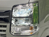 【LEDヘッドライト】悪天候や夜間走行時も良好な視界を確保し安心して運転できる高輝度LEDヘッドライトを装備!点灯速度が早く、消費電力も抑えられています。