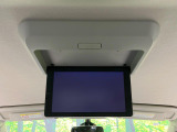 【フリップダウンモニター】大画面モニターで後席でもエンタメをお楽しみいただけます。小さなお子様にも大人気の装備です♪