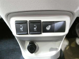 シートヒーターが運転席だけでなく助手席側にも付いています 運転者と別のスイッチなので、助手席側だけ温めることもできます 助手席の方にも優しく嬉しい装備です