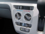 調整が容易なマニュアルエアコンです。夏は快適に、冬も車内の曇りを取ってくれるので安全です♪
