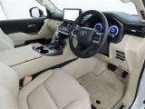 高級感のある美しいインテリアデザインの運転席です。