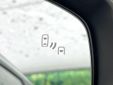 【ブラインドスポットモニター】走行中、ドアミラーの死角になりやすい箇所に後続車が接近するとサイドミラーのレンズに警告を表示!ドライバーに注意喚起をしてくれます。
