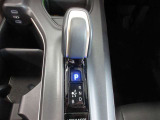 スムーズな操作で快適に運転を楽しめるよう、シフトポジションを電動で制御するエレクトロシフトマチックを採用