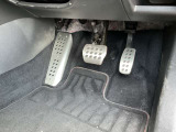 駐車ブレーキは指で操作する電動式です