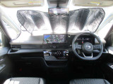広いフロントガラスで視界良好でお出かけが楽しくなるセレナの運転席。